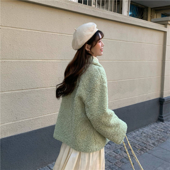 Ženski kaput od ovčje vune s poliesterskom smjesom, široki kroj, polo ovratnik, džepovi