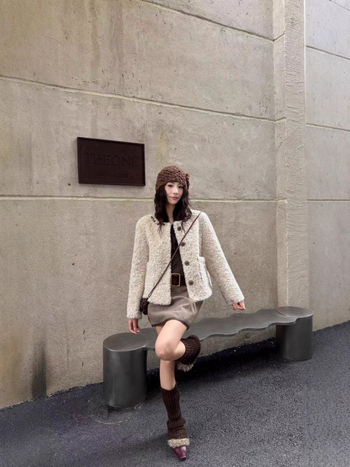 Kaput s integriranim krznom, korejski stil i dojam Old Money — tkanina od vunene smjese, postotak poliestera 70–80%, zima 2025, Si Chen, s torbom