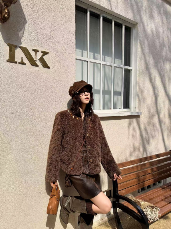 Kaput s integriranim krznom, korejski stil i dojam Old Money — tkanina od vunene smjese, postotak poliestera 70–80%, zima 2025, Si Chen, s torbom