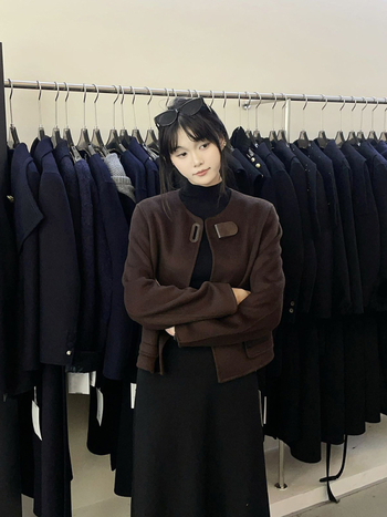 Ženski dvostruki kaput od vune i kašmira s perastim šljokicama, ovratnik u stilu sakoa, 90–95% vuna, kašmir ispod 30%, Zima 2025