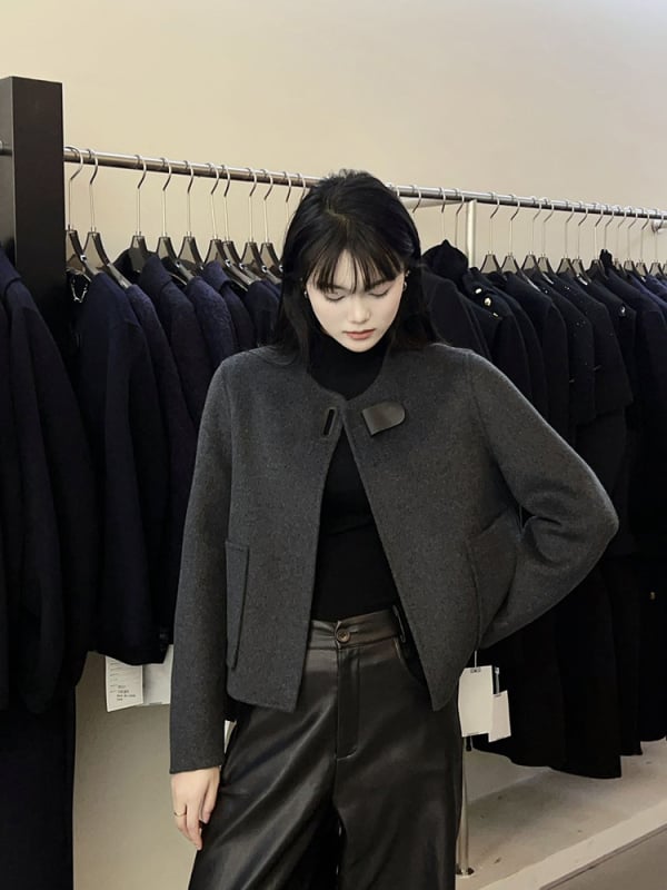 Ženski dvostruki kaput od vune i kašmira s perastim šljokicama, ovratnik u stilu sakoa, 90–95% vuna, kašmir ispod 30%, Zima 2025