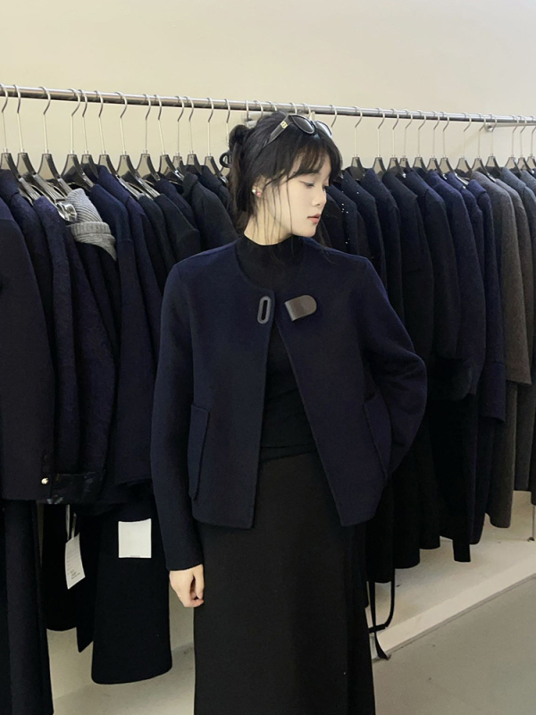 Ženski dvostruki kaput od vune i kašmira s perastim šljokicama, ovratnik u stilu sakoa, 90–95% vuna, kašmir ispod 30%, Zima 2025