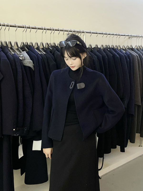 Ženski dvostruki kaput od vune i kašmira s perastim šljokicama, ovratnik u stilu sakoa, 90–95% vuna, kašmir ispod 30%, Zima 2025