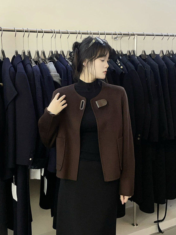 Ženski dvostruki kaput od vune i kašmira s perastim šljokicama, ovratnik u stilu sakoa, 90–95% vuna, kašmir ispod 30%, Zima 2025