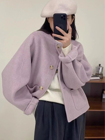 Ženski vuneni kaput s jednobojnim uzorkom, okrugli ovratnik, dugi rukavi, jednoredno kopčanje, sadržaj vune 50-70%.