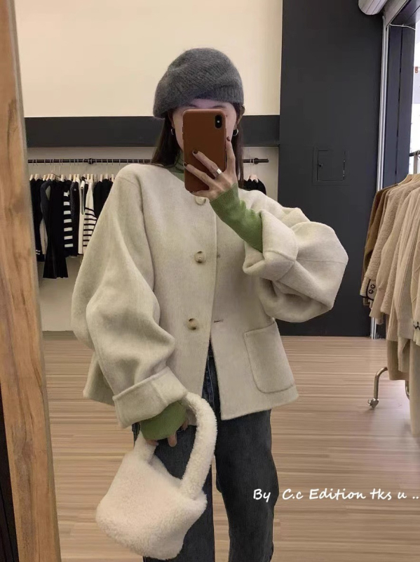 Ženski vuneni kaput s jednobojnim uzorkom, okrugli ovratnik, dugi rukavi, jednoredno kopčanje, sadržaj vune 50-70%.