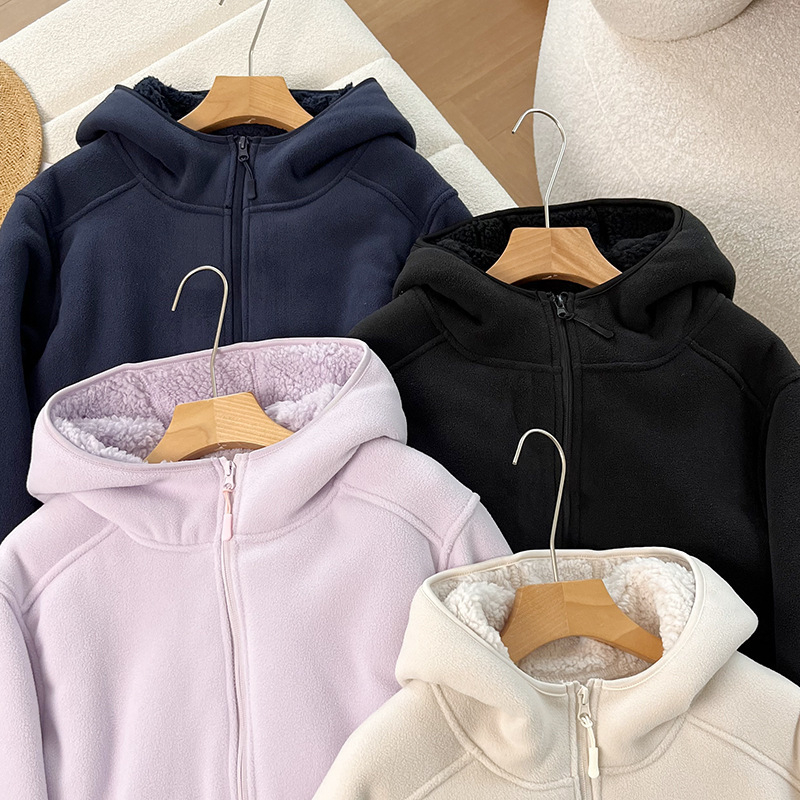 Ženski kaput od poliestera s flis podstavom, otporan na vjetar, kapuljača, zip, slobodan kroj