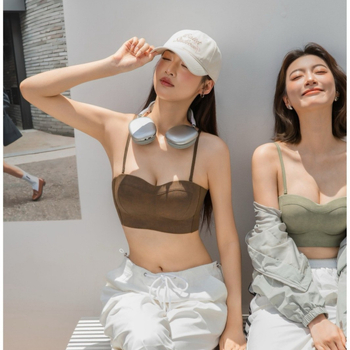 Grudnjak s košaricama u obliku dlana, bezšivan, s odvojivim dvostrukim naramenicama, najlon tkanina s podstavom od spandexa, stražnje kopče u četiri reda, košarice: tanke gore, debele dolje.