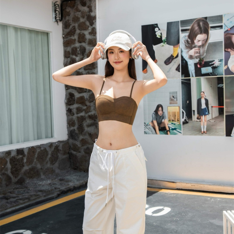 Grudnjak s košaricama u obliku dlana, bezšivan, s odvojivim dvostrukim naramenicama, najlon tkanina s podstavom od spandexa, stražnje kopče u četiri reda, košarice: tanke gore, debele dolje.