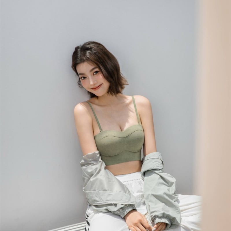 Grudnjak s košaricama u obliku dlana, bezšivan, s odvojivim dvostrukim naramenicama, najlon tkanina s podstavom od spandexa, stražnje kopče u četiri reda, košarice: tanke gore, debele dolje.