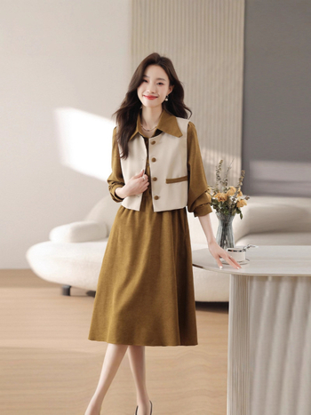 Két részes őszi ruházati készlet: hosszú ujjú felső klasszikus gallérral + A-vonalú midi szoknya, magas derék; anyagok: poliészter rost; akril 100%; modál 100%; bélés spandex 100%; Ősz 2025