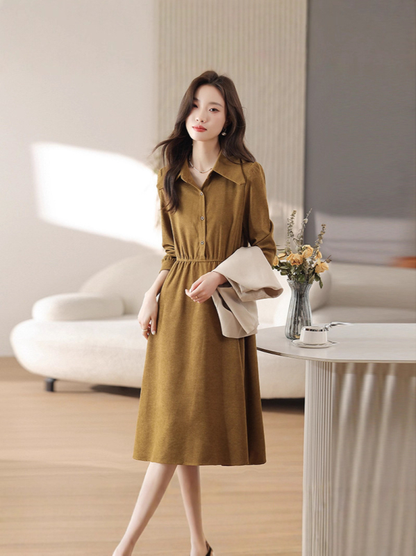 Két részes őszi ruházati készlet: hosszú ujjú felső klasszikus gallérral + A-vonalú midi szoknya, magas derék; anyagok: poliészter rost; akril 100%; modál 100%; bélés spandex 100%; Ősz 2025