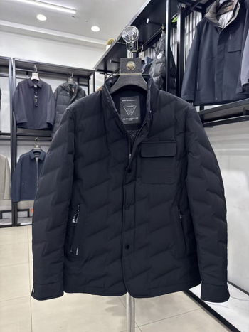 Muška jakna od perja s kapuljom i zatvaračem, 86–90% perja, punjenje 81 g, vanjski i podstava 100% poliester, zima 2025