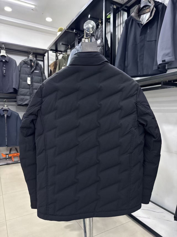 Muška jakna od perja s kapuljom i zatvaračem, 86–90% perja, punjenje 81 g, vanjski i podstava 100% poliester, zima 2025