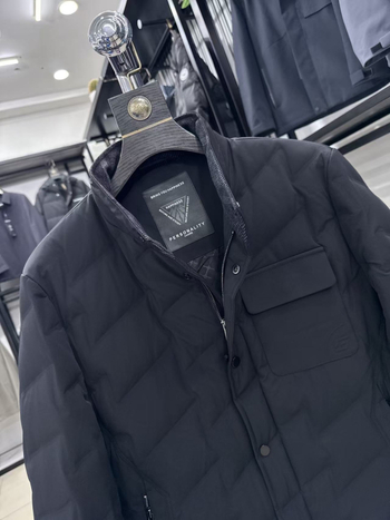 Muška jakna od perja s kapuljom i zatvaračem, 86–90% perja, punjenje 81 g, vanjski i podstava 100% poliester, zima 2025