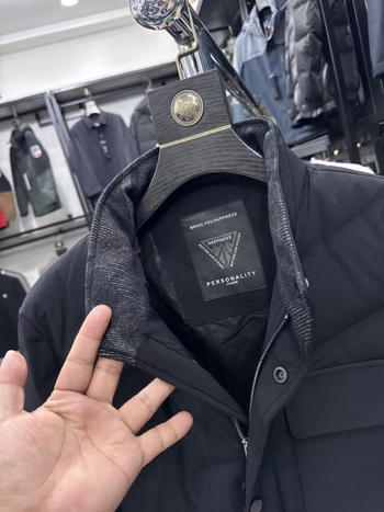 Muška jakna od perja s kapuljom i zatvaračem, 86–90% perja, punjenje 81 g, vanjski i podstava 100% poliester, zima 2025