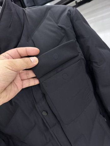 Muška jakna od perja s kapuljom i zatvaračem, 86–90% perja, punjenje 81 g, vanjski i podstava 100% poliester, zima 2025