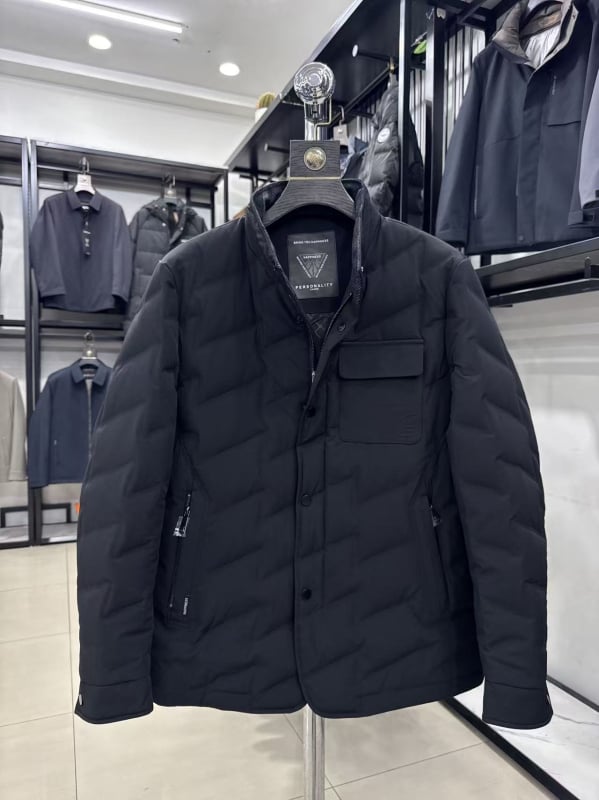 Muška jakna od perja s kapuljom i zatvaračem, 86–90% perja, punjenje 81 g, vanjski i podstava 100% poliester, zima 2025