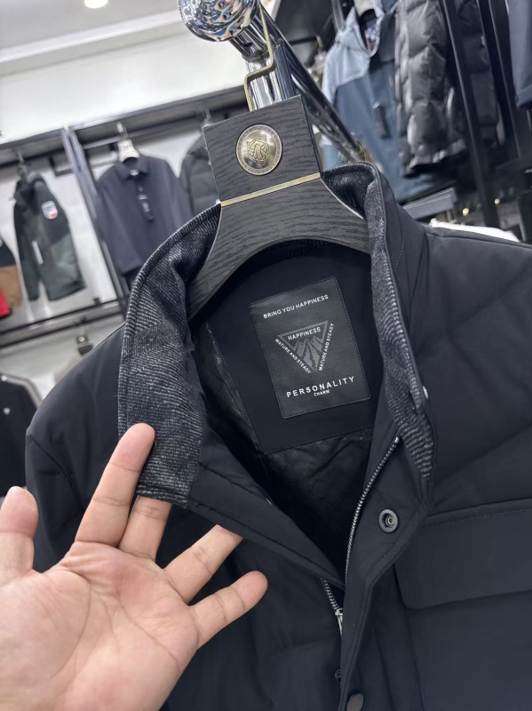 Muška jakna od perja s kapuljom i zatvaračem, 86–90% perja, punjenje 81 g, vanjski i podstava 100% poliester, zima 2025