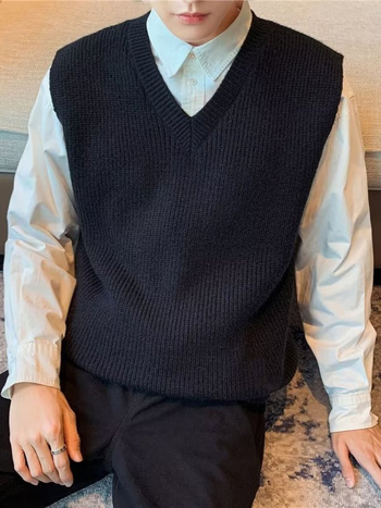 Muški pleteni prsluk s V-izrezom, udoban kroj, smjesa poliestera (80%), jednobojni uzorak, za jesen 2024