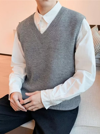 Muški pleteni prsluk s V-izrezom, udoban kroj, smjesa poliestera (80%), jednobojni uzorak, za jesen 2024