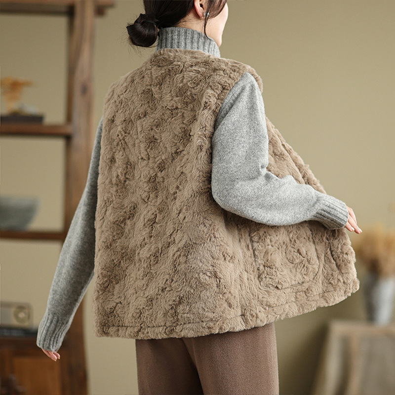 Voľno-strihaná bezruková vesta s halter výstrihom, polyester, voľnočasový štýl japonško-kórejský, zapínanie na jeden gombík, jeseň 2024.