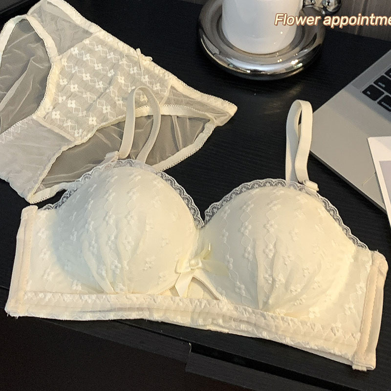 Bez naramenica bandeau grudnjak, čipka i najlon, košarica: polkosar, odvojive dvostruke naramenice, stražnji zatvarač s tri reda kukica, oblik: tanak gornji rub i širi donji