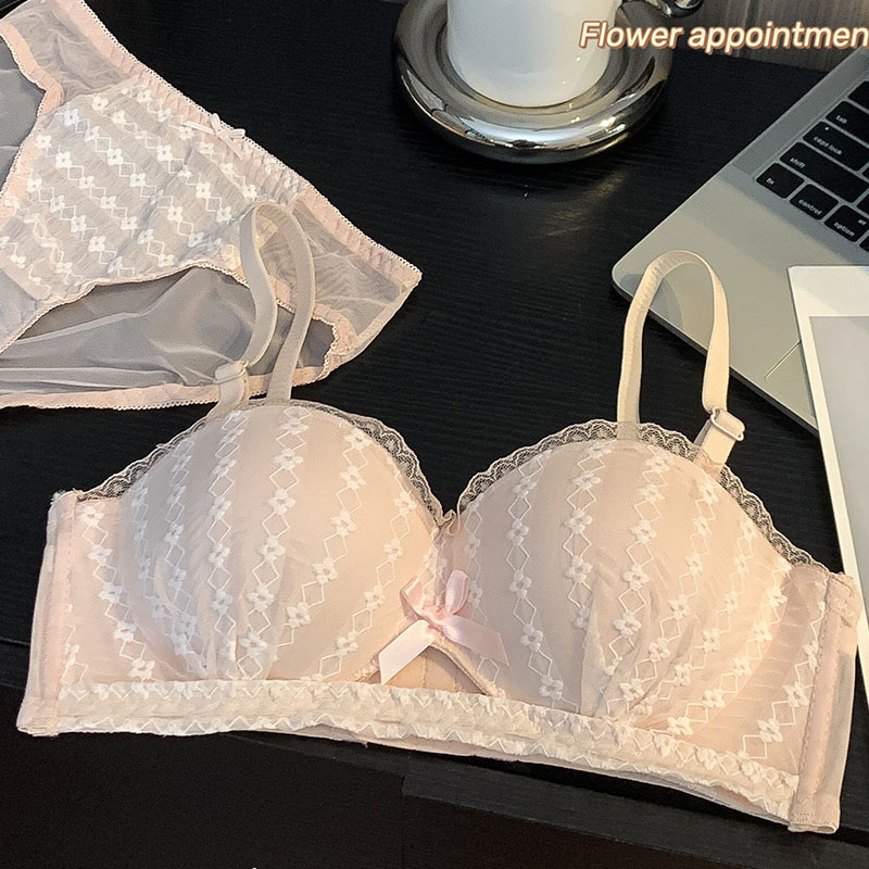 Bez naramenica bandeau grudnjak, čipka i najlon, košarica: polkosar, odvojive dvostruke naramenice, stražnji zatvarač s tri reda kukica, oblik: tanak gornji rub i širi donji