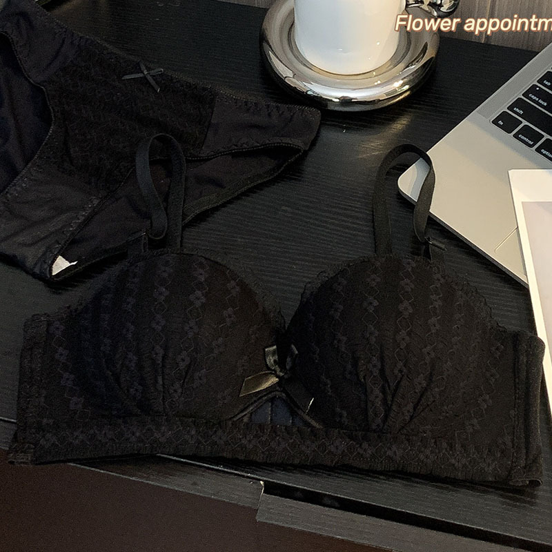 Bez naramenica bandeau grudnjak, čipka i najlon, košarica: polkosar, odvojive dvostruke naramenice, stražnji zatvarač s tri reda kukica, oblik: tanak gornji rub i širi donji