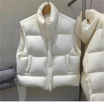 Ženski najlonski pufasti prsluk s stojećim ovratnikom i zatvaračem, kratkog kroja, 86–90% perja