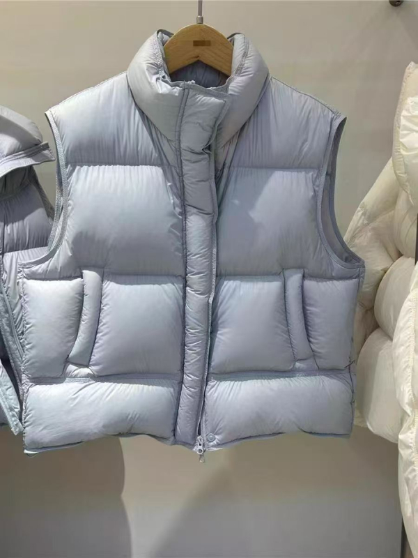 Ženski najlonski pufasti prsluk s stojećim ovratnikom i zatvaračem, kratkog kroja, 86–90% perja