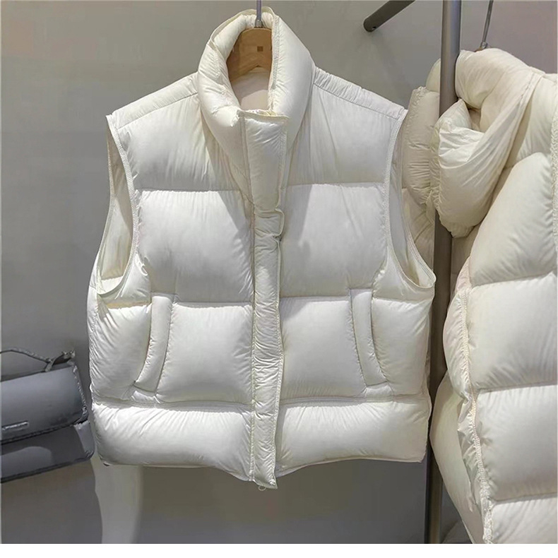 Ženski najlonski pufasti prsluk s stojećim ovratnikom i zatvaračem, kratkog kroja, 86–90% perja