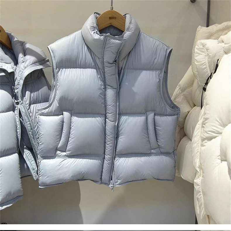 Ženski najlonski pufasti prsluk s stojećim ovratnikom i zatvaračem, kratkog kroja, 86–90% perja