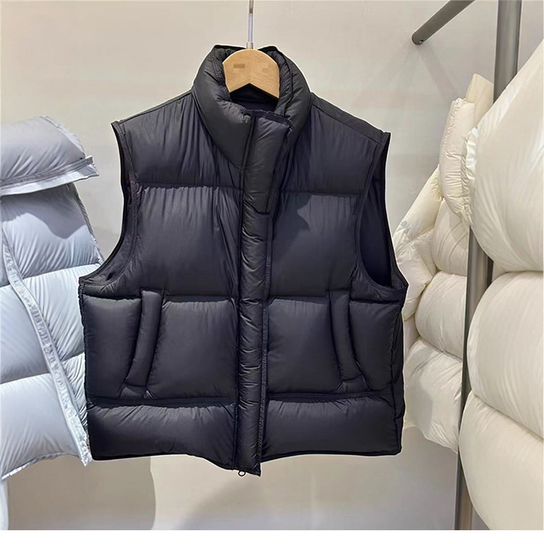 Ženski najlonski pufasti prsluk s stojećim ovratnikom i zatvaračem, kratkog kroja, 86–90% perja