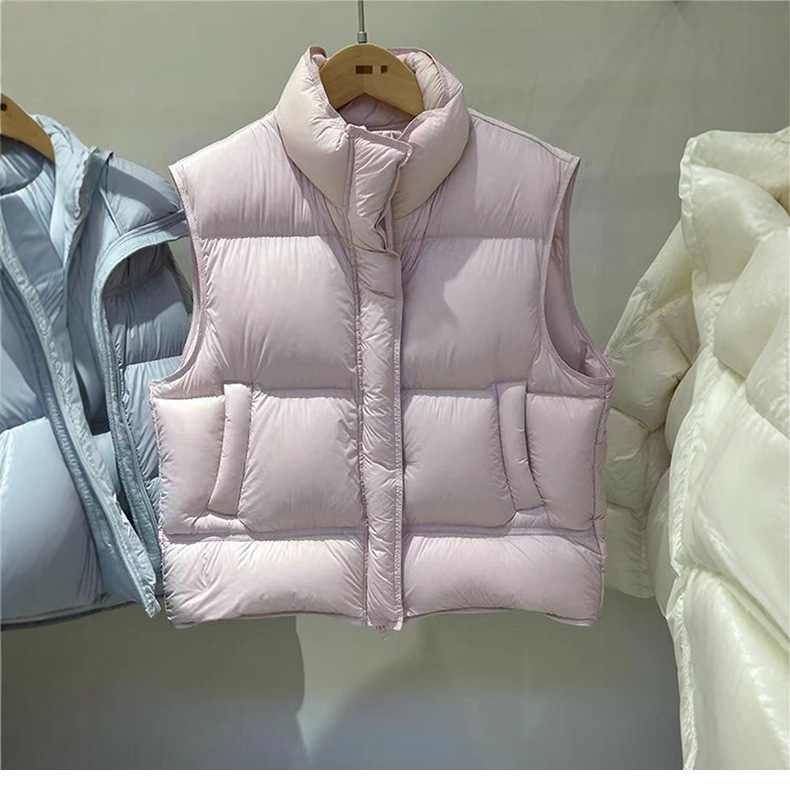 Ženski najlonski pufasti prsluk s stojećim ovratnikom i zatvaračem, kratkog kroja, 86–90% perja