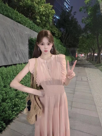 V-nyakú, ujj nélküli, magas derék, pliszírozott, A-vonalú midi ruha