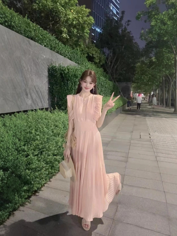 V-nyakú, ujj nélküli, magas derék, pliszírozott, A-vonalú midi ruha