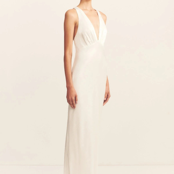 Szatén ujjatlan ruha, kerek nyakkal, szabálytalan rövid szoknyával, egyszínű