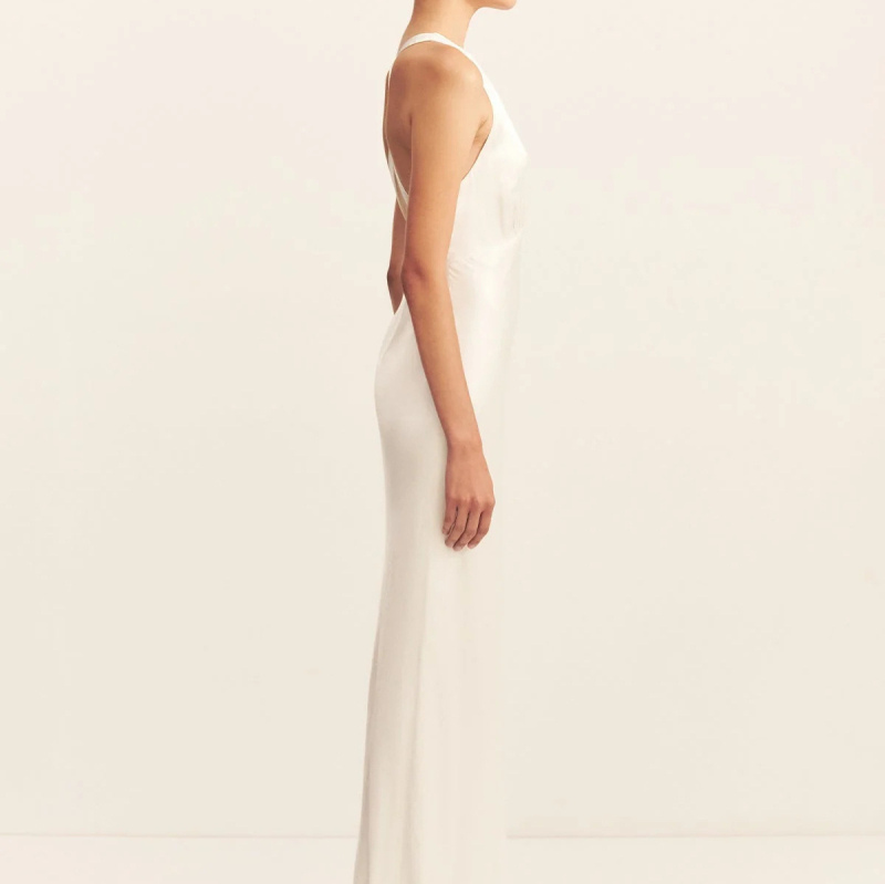 Szatén ujjatlan ruha, kerek nyakkal, szabálytalan rövid szoknyával, egyszínű