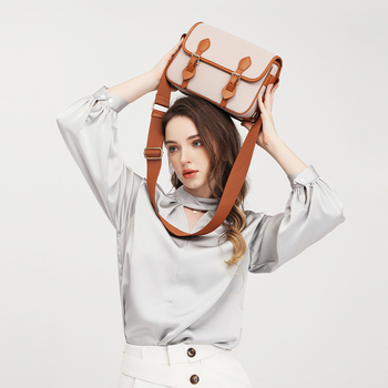 Dámska taška z plátna, mestský street fashion štýl, horizontálny štvorcový tvar, zapínanie na zips, polyesterová podšívka