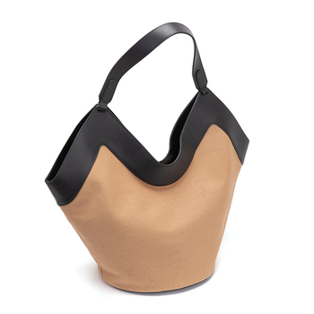 Dámska taška z plátna, mestský street fashion štýl, horizontálny štvorcový tvar, zapínanie na zips, polyesterová podšívka