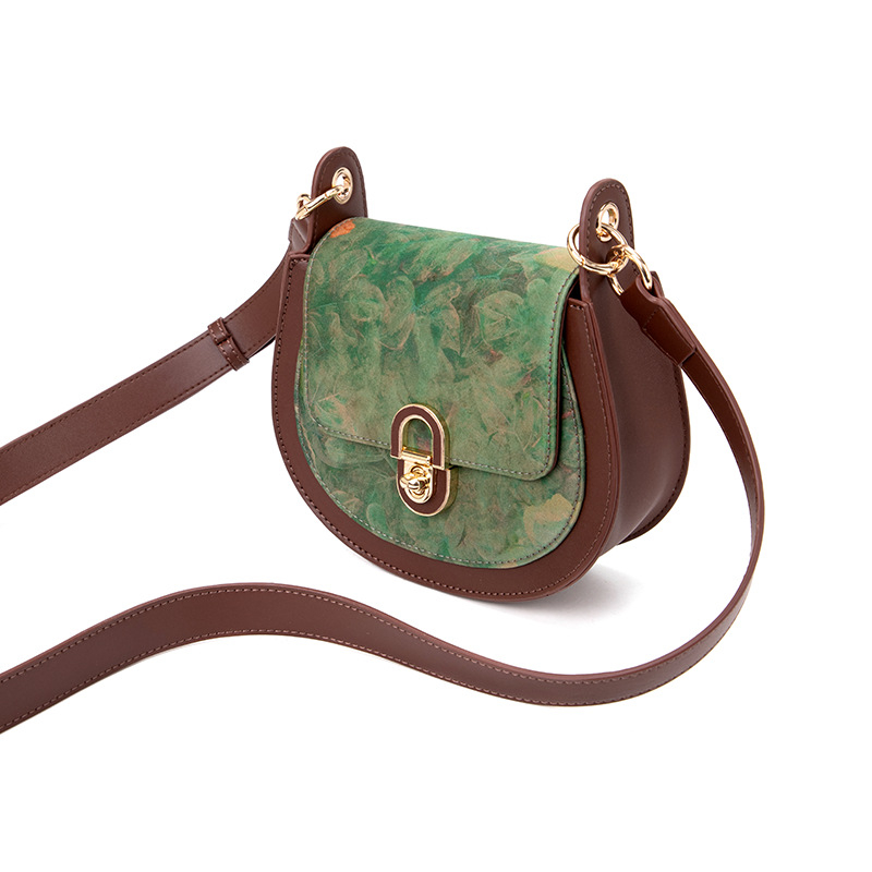 Dámska taška z plátna, mestský street fashion štýl, horizontálny štvorcový tvar, zapínanie na zips, polyesterová podšívka