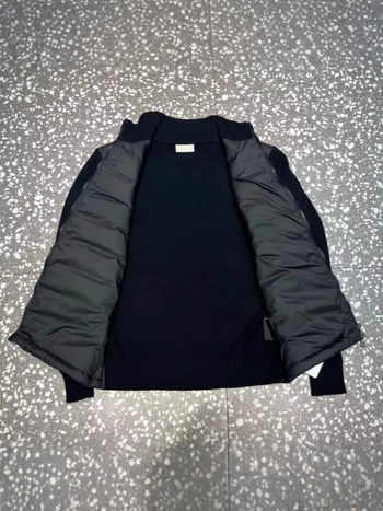 Muško puffer jakna s kapuljom i stojećim ovratnikom, punilo od gusjeg perja 260 g, kašmir 76–80%, gustoća punjenja 700