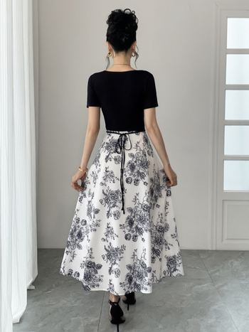 Hosszú női ruha magas derékkal, U-formájú nyakkal, egyenes vonalú szabás, poliészter anyag és virágos mintázat