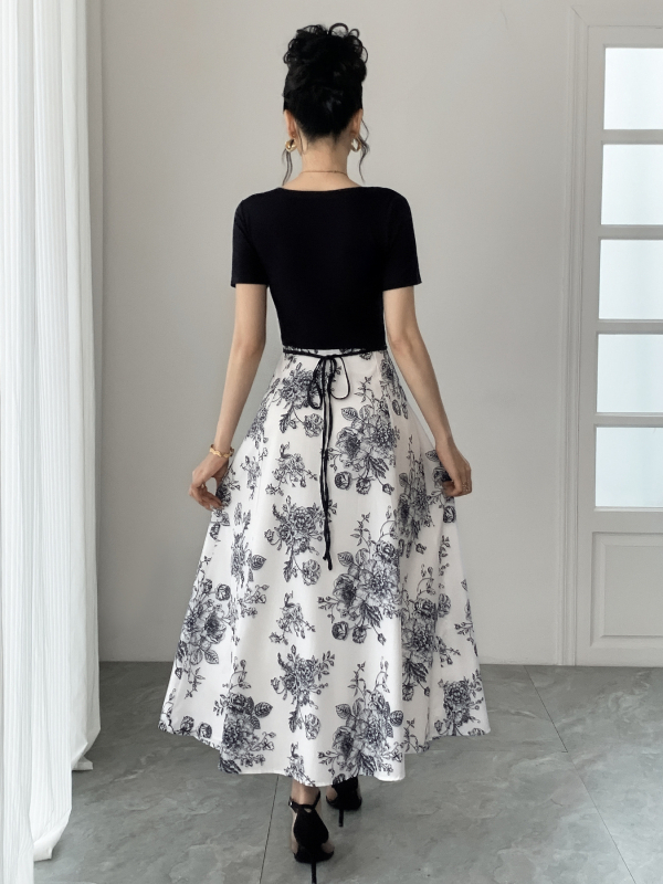 Hosszú női ruha magas derékkal, U-formájú nyakkal, egyenes vonalú szabás, poliészter anyag és virágos mintázat