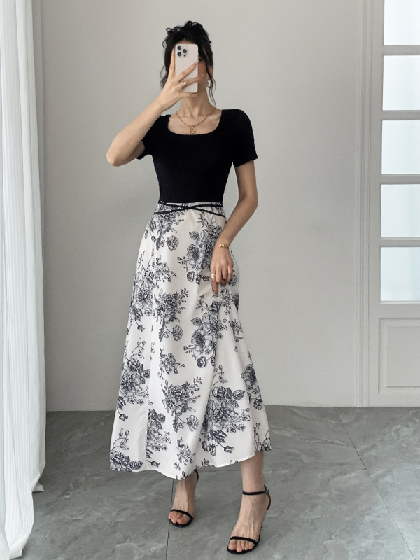 Hosszú női ruha magas derékkal, U-formájú nyakkal, egyenes vonalú szabás, poliészter anyag és virágos mintázat