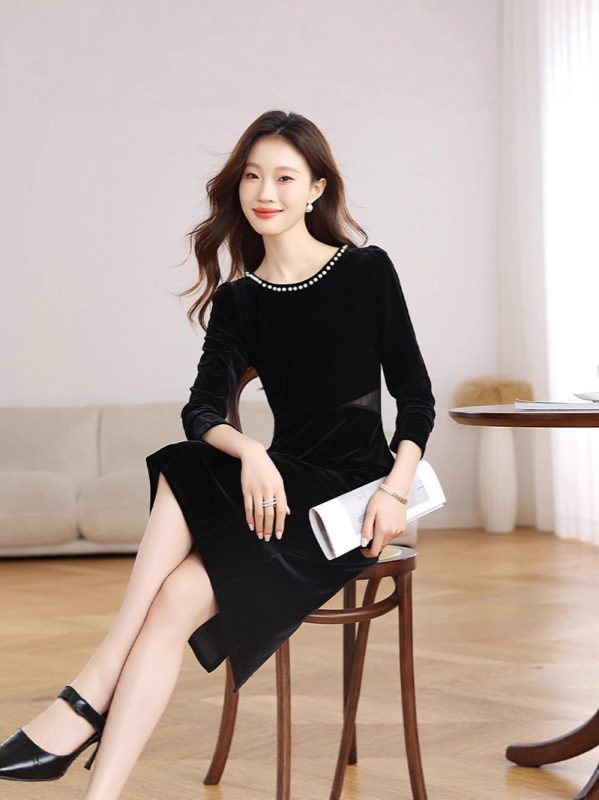 Bársonyos ruha Hepburn-stílusban, kerek nyakú, hosszú ujjú, A-vonalú, midi hosszúságú