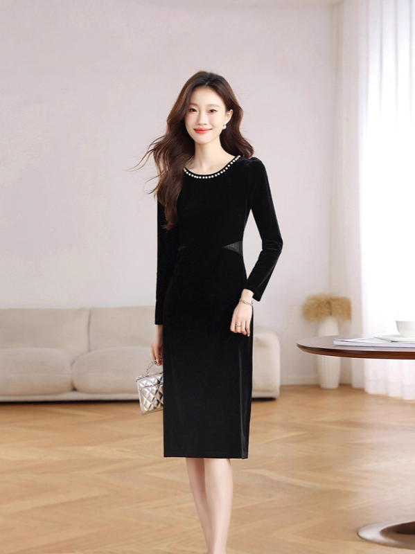 Bársonyos ruha Hepburn-stílusban, kerek nyakú, hosszú ujjú, A-vonalú, midi hosszúságú