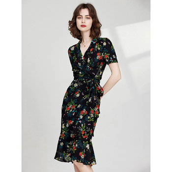 Mulberry selyemből készült női ruha, szamóca mintával, midi hosszúságú, halcsont siluett, V-nyakú, rövid ujjú, nyár 2025