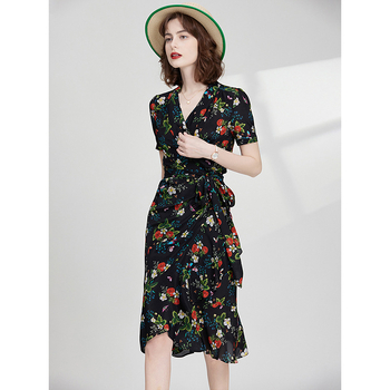 Mulberry selyemből készült női ruha, szamóca mintával, midi hosszúságú, halcsont siluett, V-nyakú, rövid ujjú, nyár 2025